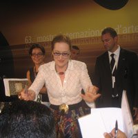Meryl Streep firma autógrafos tras la rueda de prensa de "El diablo viste de Prada"